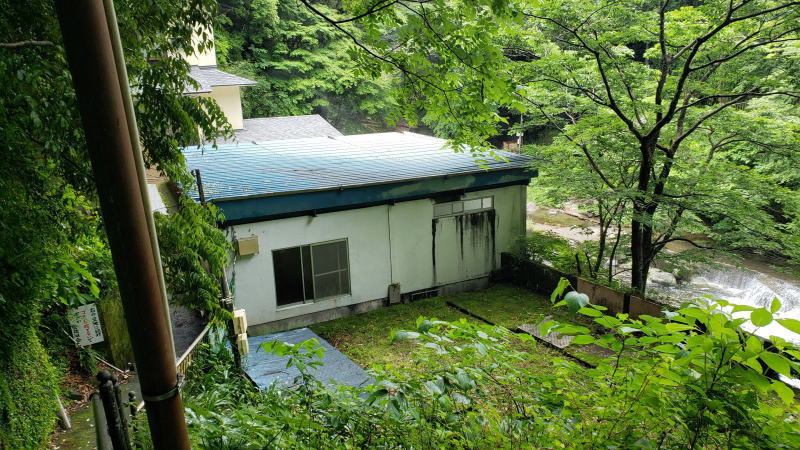 奥の建物は、湯川屋